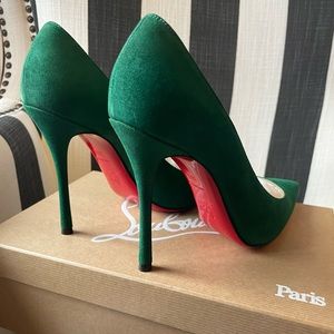 CHRISTIAN LOUBOUTIN
Decoltish 100 GREEN suede pumps